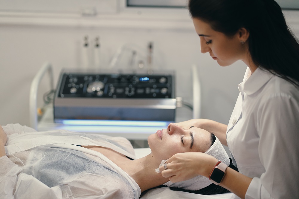 How Hyperbaric Oxygen Therapy Is Beneficial for Your Skin